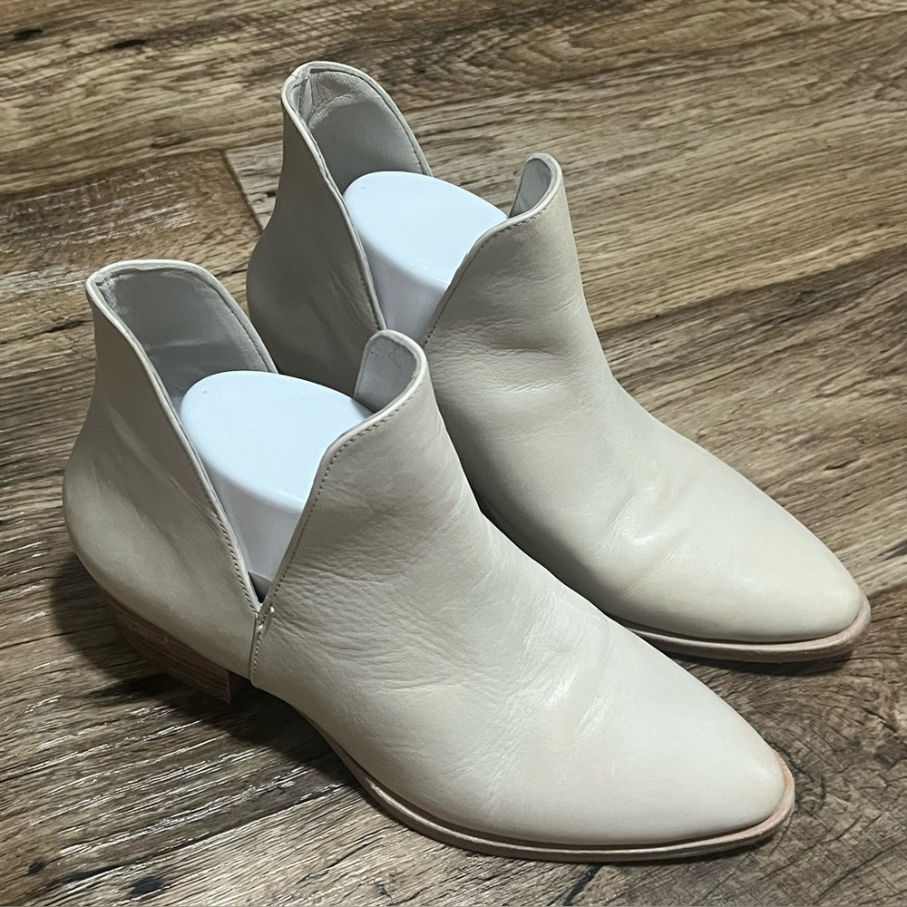 Free People Charm Double V Ankle Boots Size 38.5 US 8.5 Cream Leather Preowned
